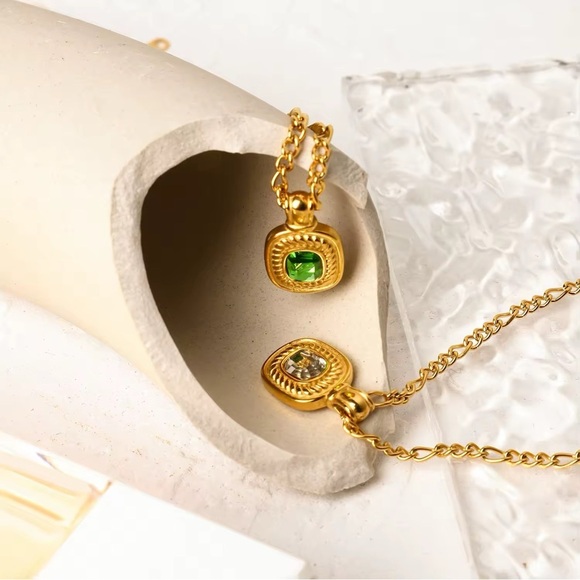 Elegant Gold Necklace with Green Pendant - Picture 5 of 6
